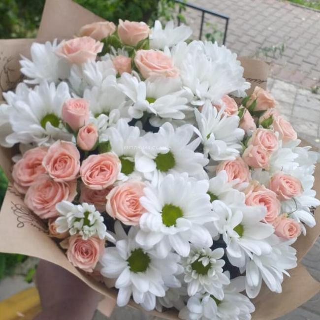 Кустовые розы и ромашковые хризантемы Белиссимо